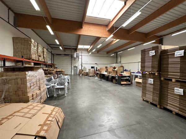 Dpt Rhône (69), à louer DECINES CHARPIEU Entrepots et Bureaux - Plain pied de 662M2, soit 522m2 d'entrepôt et 140m2 de bureaux