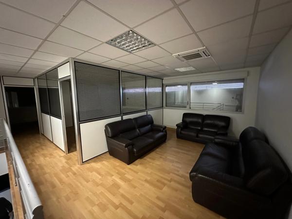 Dpt Rhône (69), à louer DECINES CHARPIEU Entrepots et Bureaux - Plain pied de 662M2, soit 522m2 d'entrepôt et 140m2 de bureaux