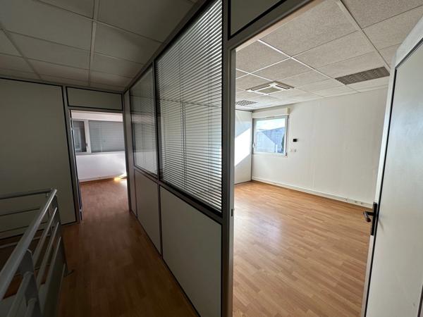 Dpt Rhône (69), à louer DECINES CHARPIEU Entrepots et Bureaux - Plain pied de 662M2, soit 522m2 d'entrepôt et 140m2 de bureaux