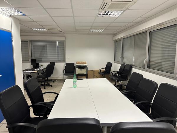 Dpt Rhône (69), à louer DECINES CHARPIEU Entrepots et Bureaux - Plain pied de 662M2, soit 522m2 d'entrepôt et 140m2 de bureaux