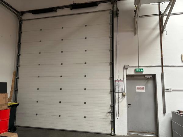 Dpt Rhône (69), à louer DECINES CHARPIEU Entrepots et Bureaux - Plain pied de 662M2, soit 522m2 d'entrepôt et 140m2 de bureaux