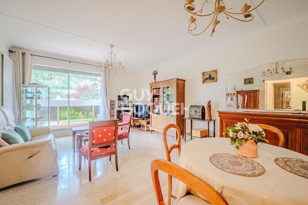 Grand T3 avec balcon filant au calme, double parking et cave dans secteur premium de Chantilly