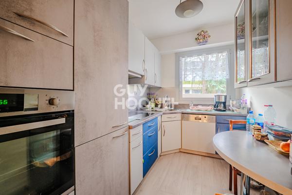 Grand T3 avec balcon filant au calme, double parking et cave dans secteur premium de Chantilly