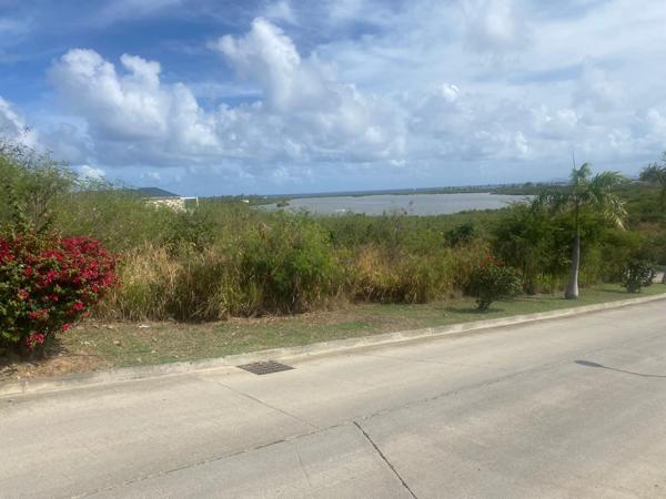 Terrain a vendre de 1641 m2 à la Baie Orientale