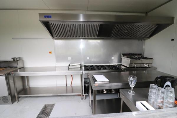 Vente fonds de commerce restaurant avec container entierement équipé neuf sur terrasse de 80 places