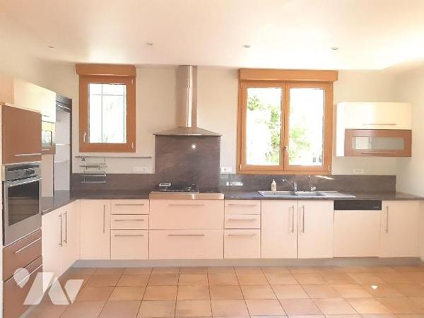 A vendre, Montfort sur meu, maison type 7, prox collège-gare, 193 m² habitables, année 60, comp...