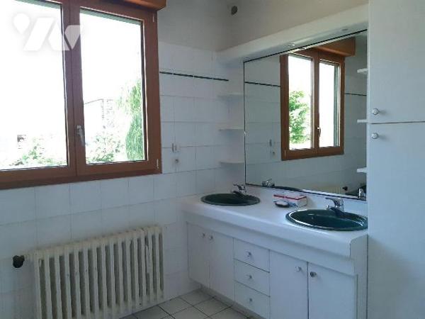 A vendre, Montfort sur meu, maison type 7, prox collège-gare, 193 m² habitables, année 60, comp...