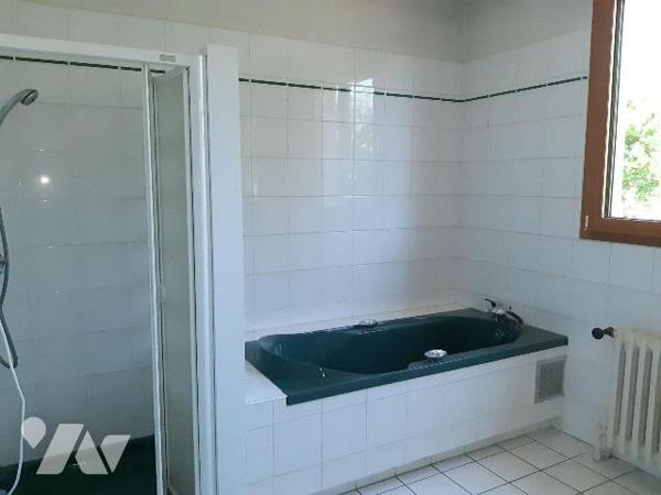 A vendre, Montfort sur meu, maison type 7, prox collège-gare, 193 m² habitables, année 60, comp...