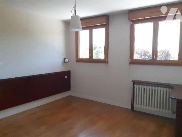 A vendre, Montfort sur meu, maison type 7, prox collège-gare, 193 m² habitables, année 60, comp...