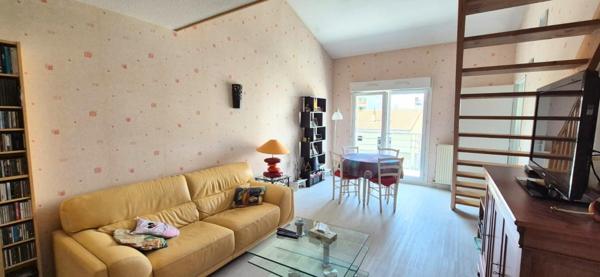 Charmant duplex situé dans le pentagone avec 2 chambres, mezzanine et garage sécirisé