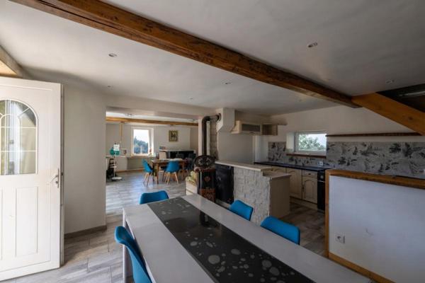 Corps de ferme rénové de 183 m² et grand terrain de 5 631 m² ? Proche Lyon