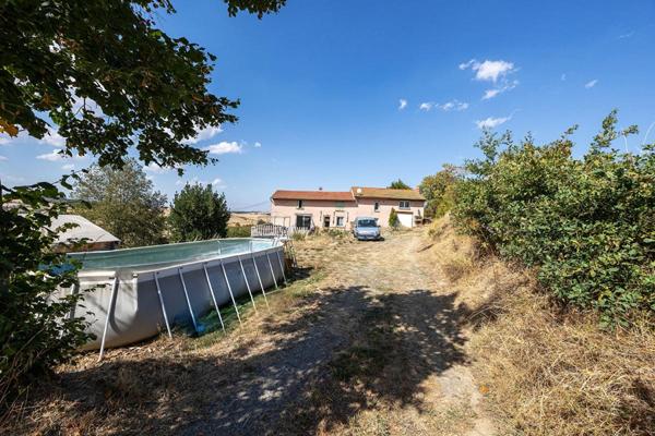 Corps de ferme rénové de 183 m² et grand terrain de 5 631 m² ? Proche Lyon