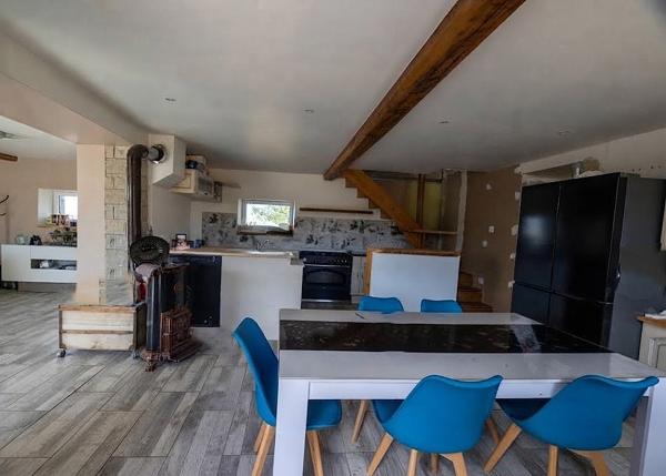 Corps de ferme rénové de 183 m² et grand terrain de 5 631 m² ? Proche Lyon