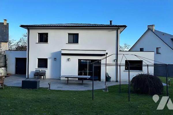 Exclusivement à l'Etude, Proche des commodités, Spacieuse maison contemporaine de 2012 offrant ...