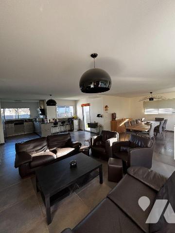 Exclusivement à l'Etude, Proche des commodités, Spacieuse maison contemporaine de 2012 offrant ...