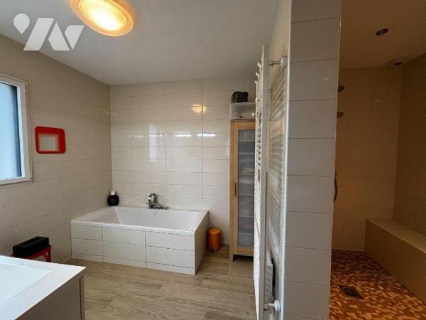 Exclusivement à l'Etude, Proche des commodités, Spacieuse maison contemporaine de 2012 offrant ...