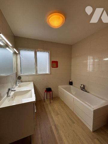 Exclusivement à l'Etude, Proche des commodités, Spacieuse maison contemporaine de 2012 offrant ...