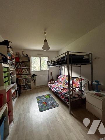 Exclusivement à l'Etude, Proche des commodités, Spacieuse maison contemporaine de 2012 offrant ...