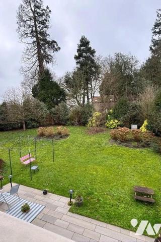 Exclusivement à l'Etude, Proche des commodités, Spacieuse maison contemporaine de 2012 offrant ...