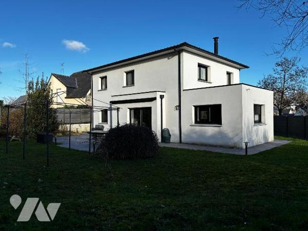 Exclusivement à l'Etude, Proche des commodités, Spacieuse maison contemporaine de 2012 offrant ...