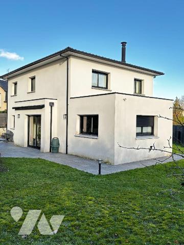 Exclusivement à l'Etude, Proche des commodités, Spacieuse maison contemporaine de 2012 offrant ...