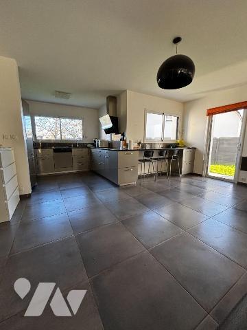 Exclusivement à l'Etude, Proche des commodités, Spacieuse maison contemporaine de 2012 offrant ...