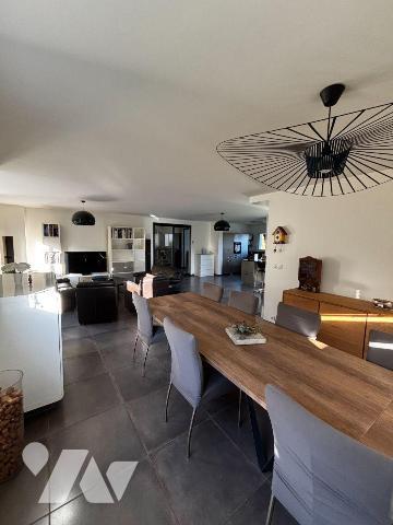 Exclusivement à l'Etude, Proche des commodités, Spacieuse maison contemporaine de 2012 offrant ...