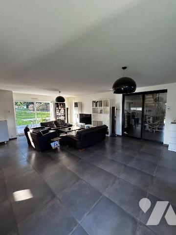 Exclusivement à l'Etude, Proche des commodités, Spacieuse maison contemporaine de 2012 offrant ...