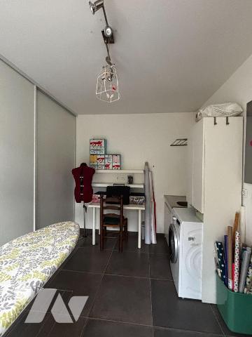 Exclusivement à l'Etude, Proche des commodités, Spacieuse maison contemporaine de 2012 offrant ...