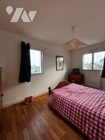 Exclusivement à l'Etude, Proche des commodités, Spacieuse maison contemporaine de 2012 offrant ...