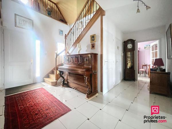 Secteur Mamers, villa contemporaine de 230 m2 avec piscine