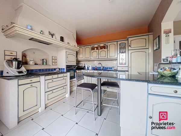 Secteur Mamers, villa contemporaine de 230 m2 avec piscine
