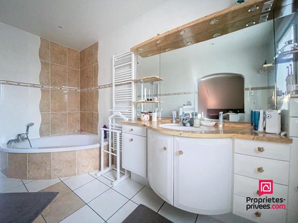 Secteur Mamers, villa contemporaine de 230 m2 avec piscine