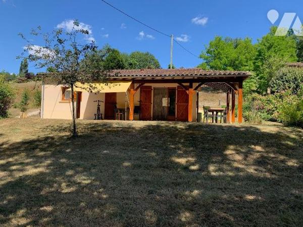 A VENDRE : Dans village de vacances proche GOURDON (Lot - 46), maison de plain-pied en très bon...