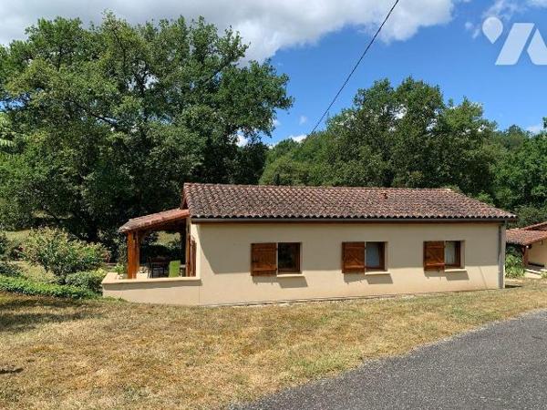 A VENDRE : Dans village de vacances proche GOURDON (Lot - 46), maison de plain-pied en très bon...