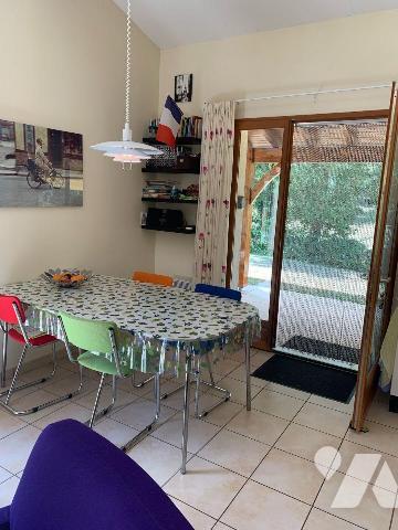 A VENDRE : Dans village de vacances proche GOURDON (Lot - 46), maison de plain-pied en très bon...