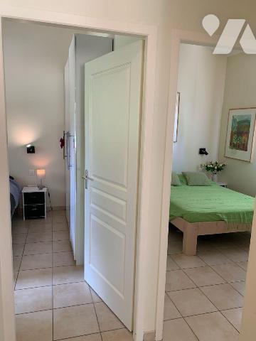 A VENDRE : Dans village de vacances proche GOURDON (Lot - 46), maison de plain-pied en très bon...