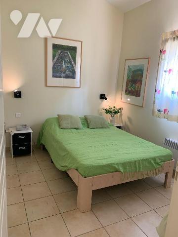 A VENDRE : Dans village de vacances proche GOURDON (Lot - 46), maison de plain-pied en très bon...