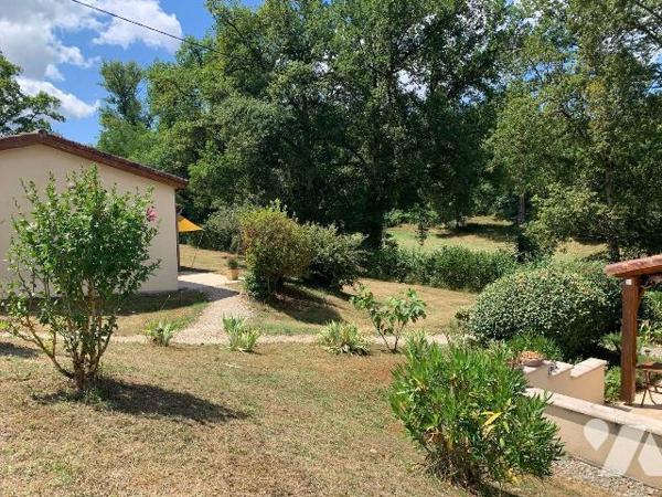 A VENDRE : Dans village de vacances proche GOURDON (Lot - 46), maison de plain-pied en très bon...