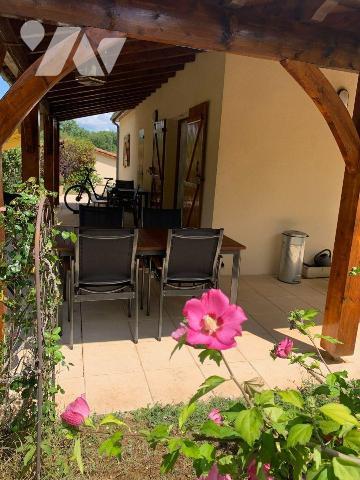 A VENDRE : Dans village de vacances proche GOURDON (Lot - 46), maison de plain-pied en très bon...