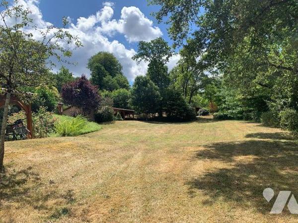 A VENDRE : Dans village de vacances proche GOURDON (Lot - 46), maison de plain-pied en très bon...