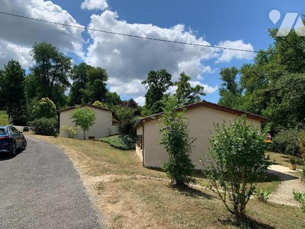 A VENDRE : Dans village de vacances proche GOURDON (Lot - 46), maison de plain-pied en très bon...