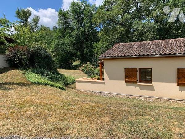 A VENDRE : Dans village de vacances proche GOURDON (Lot - 46), maison de plain-pied en très bon...
