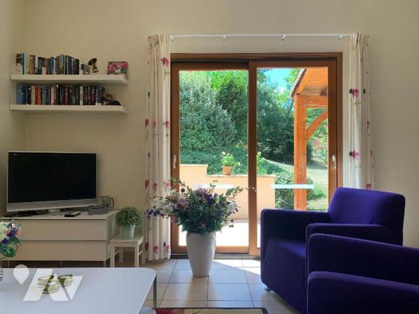 A VENDRE : Dans village de vacances proche GOURDON (Lot - 46), maison de plain-pied en très bon...