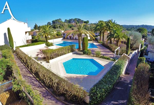 Dans domaine sécurisé avec gardien et piscine