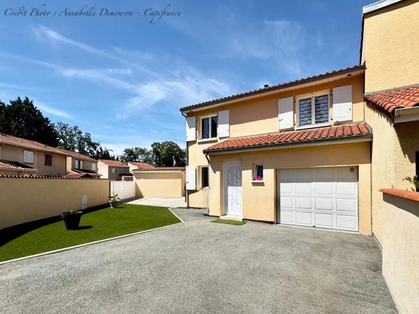 EXCLUSIVITÉ – Maison 5 pièces rénovée avec 4 chambres, terrasse en travertin, double garage et nombreux stationnements à Gerzat