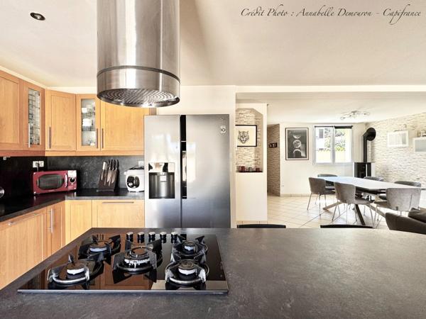 EXCLUSIVITÉ – Maison 5 pièces rénovée avec 4 chambres, terrasse en travertin, double garage et nombreux stationnements à Gerzat
