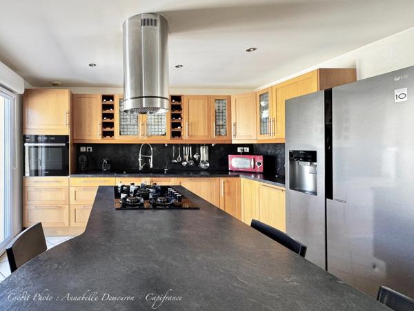 EXCLUSIVITÉ – Maison 5 pièces rénovée avec 4 chambres, terrasse en travertin, double garage et nombreux stationnements à Gerzat