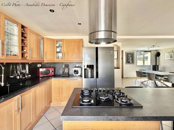 EXCLUSIVITÉ – Maison 5 pièces rénovée avec 4 chambres, terrasse en travertin, double garage et nombreux stationnements à Gerzat