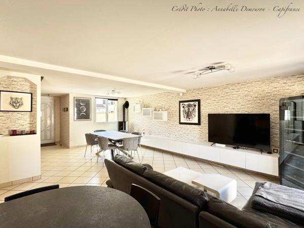 EXCLUSIVITÉ – Maison 5 pièces rénovée avec 4 chambres, terrasse en travertin, double garage et nombreux stationnements à Gerzat
